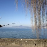 Un pêcheur au bord du Léman.